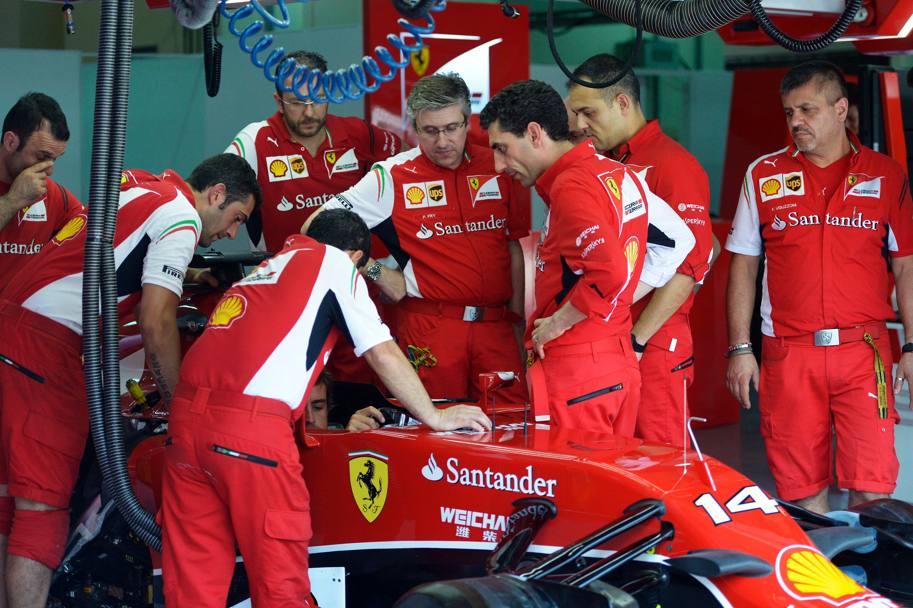 Alonso con i tecnici Ferrari (Olycom)